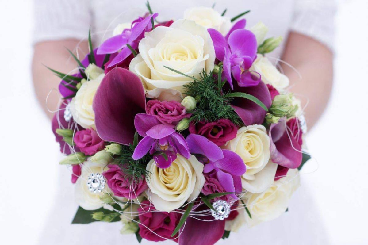 Brautstrauß in Beere und Weiß mit Calla, Orchideen und Rosen