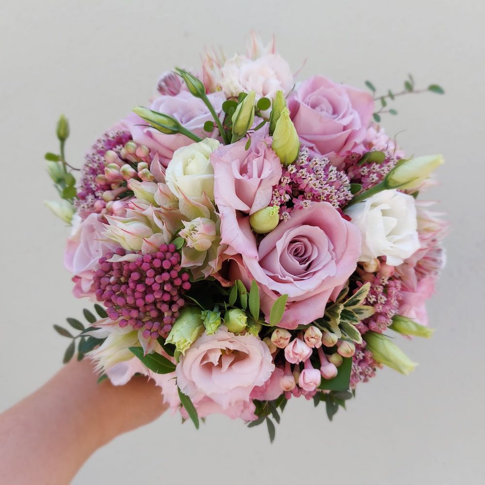 Brautstrauß in Altrosa mit Rosen, Lisianthus und Bouvardien