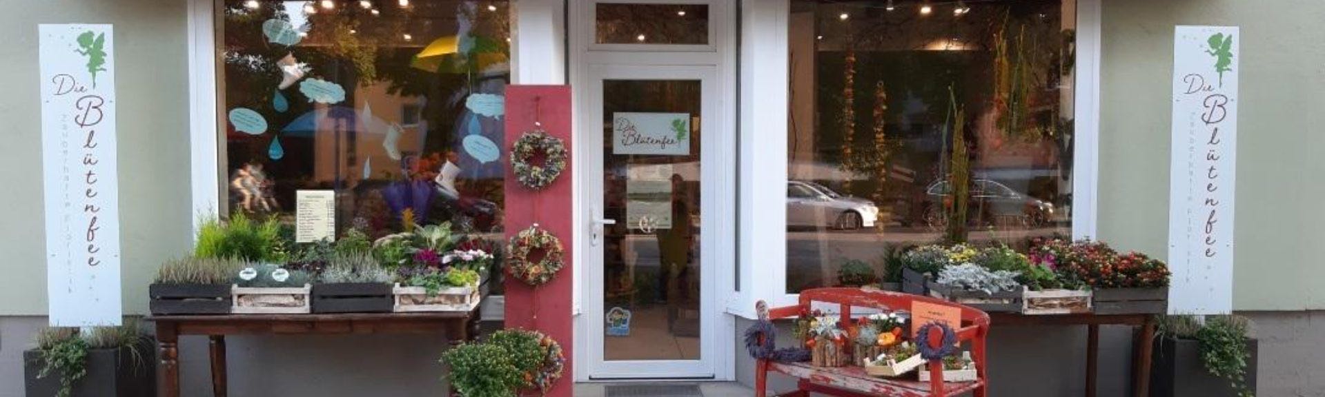 Ladenfront der Blütenfee in der Isarstraße mit Pflanzen und Dekoration vor den Schaufenstern