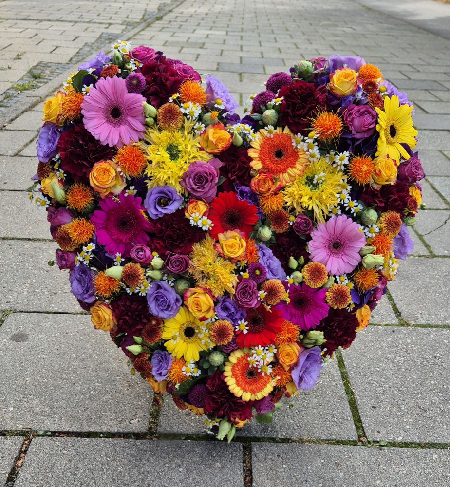 Blumenherz in leuchtenden Farben mit Gerbera, Rosen und Chrysanthemen