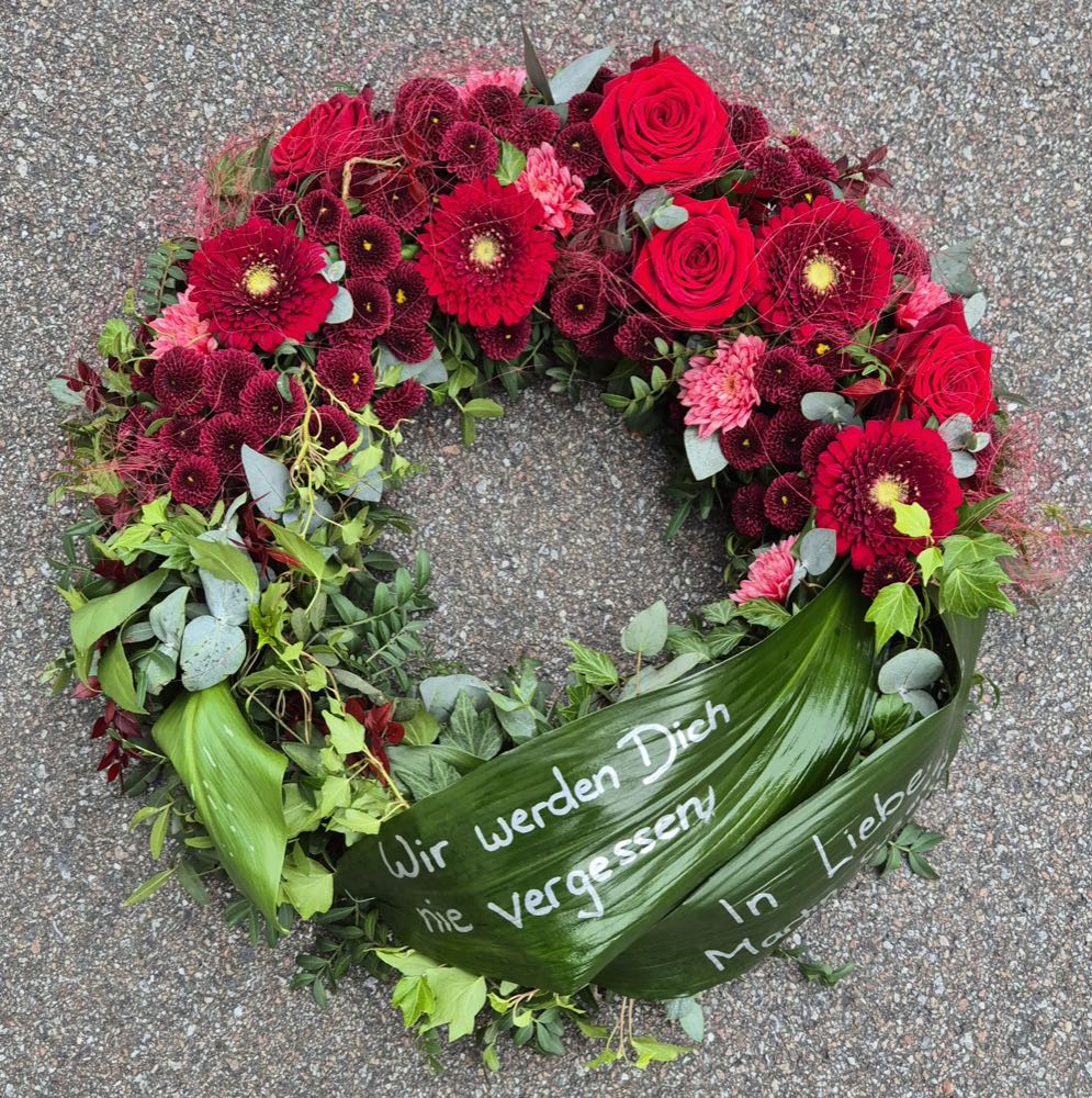 Trauerkranz in Dunkelrot mit Rosen, Dahlien und grüner Schleife